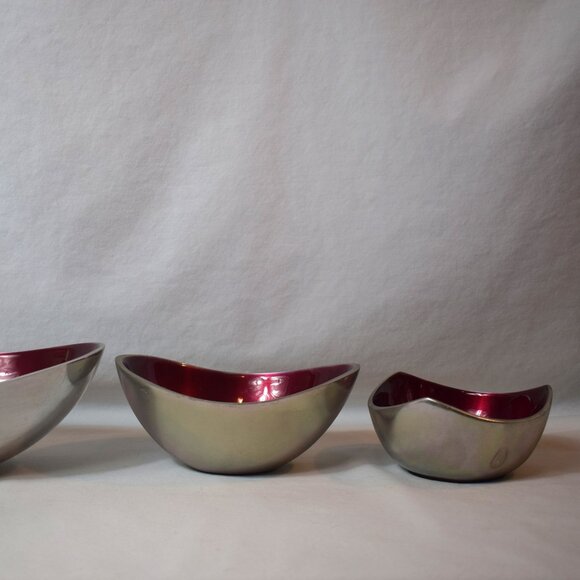 Set of 3 Vintage Metal and Red Enamel Bowls Set of 3 - Picture 6 of 12